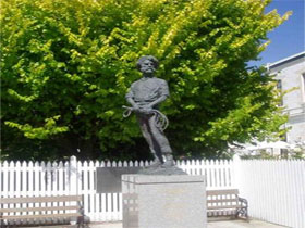 Alexander Cameron Statue - Accommodation Rockhampton